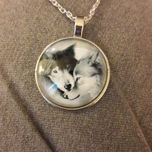⭐ NWOT 🐾 Glass Dome Wolf Pendant